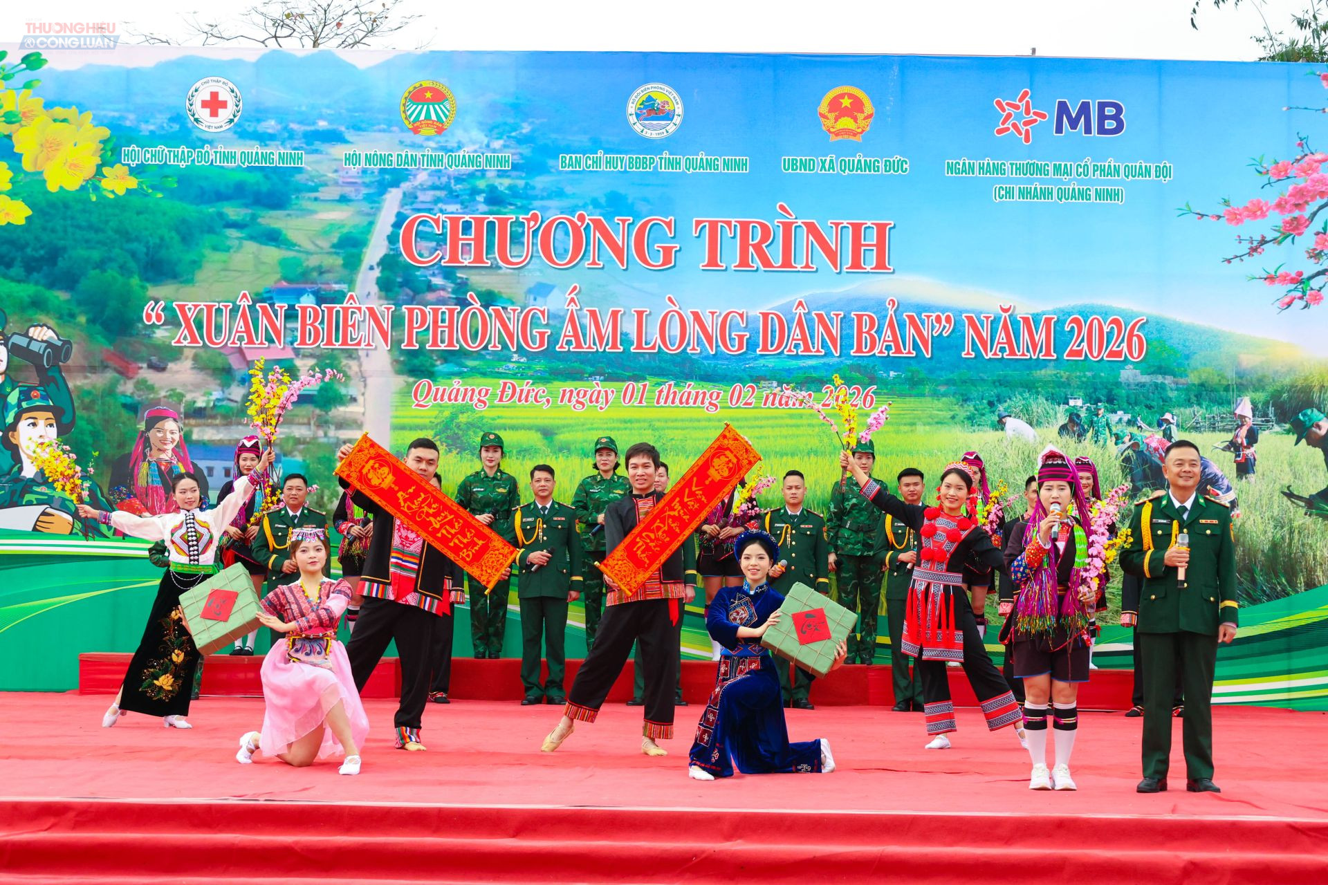 : Chương trình Xuân Biên phòng ấm lòng dân bản chính là biểu tượng sinh động của tình đoàn kết quân dân : Chương trình Xuân Biên phòng ấm lòng dân bản chính là biểu tượng sinh động của tình đoàn kết quân dân