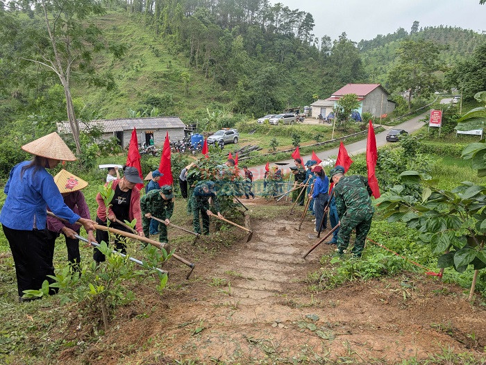 Cán bộ, chiến sĩ Đồn Biên phòng Tân Thanh hỗ trợ người dân cải tạo mặt bằng phục vụ xây dựng mô hình Cán bộ, chiến sĩ Đồn Biên phòng Tân Thanh hỗ trợ người dân cải tạo mặt bằng phục vụ xây dựng mô hình