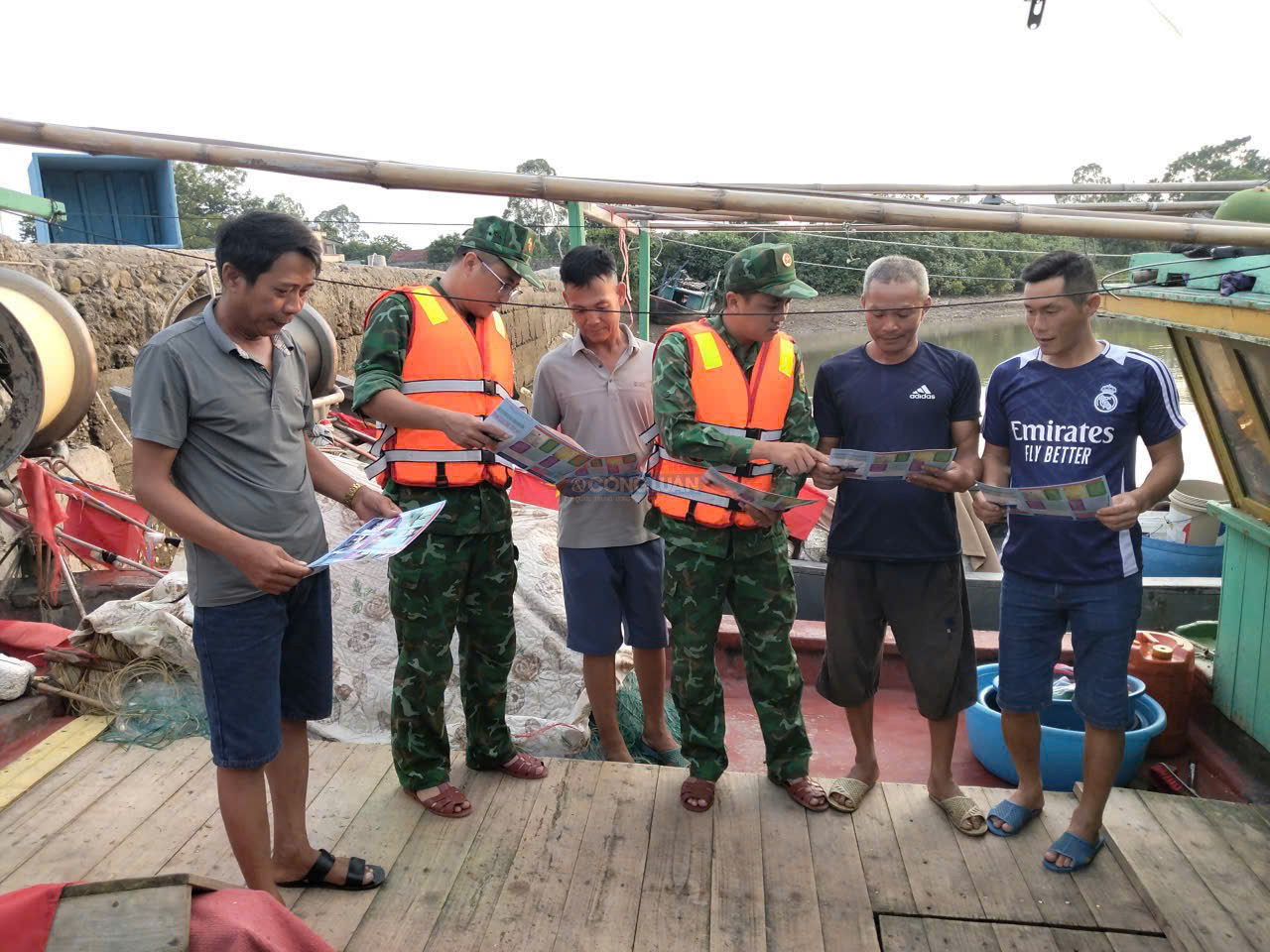 Lực lượng Biên phòng tích cực xuống tận tàu cá để tuyên truyền, phổ biến pháp luật cho ngư dân về việc phòng, chống khai thác hải sản bất hợp pháp. Lực lượng Biên phòng tích cực xuống tận tàu cá để tuyên truyền, phổ biến pháp luật cho ngư dân về việc phòng, chống khai thác hải sản bất hợp pháp.