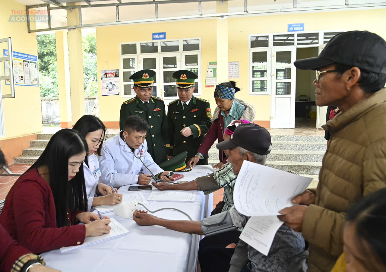 Cán bộ quân y Biên phòng khám, chữa bệnh miễn phí cho bà con Cán bộ quân y Biên phòng khám, chữa bệnh miễn phí cho bà con