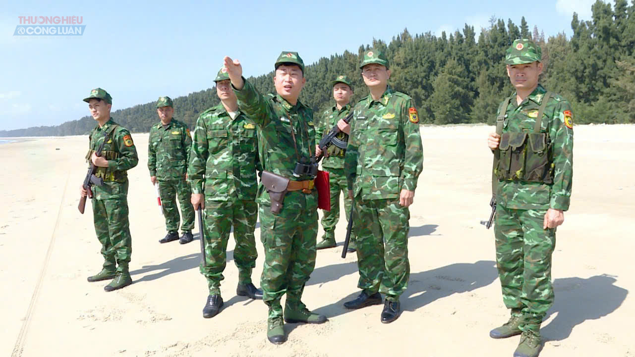 Cán bộ, chiến sĩ Đồn Biên phòng Trà Cổ tuần tra trên bãi biển. Cán bộ, chiến sĩ Đồn Biên phòng Trà Cổ tuần tra trên bãi biển.
