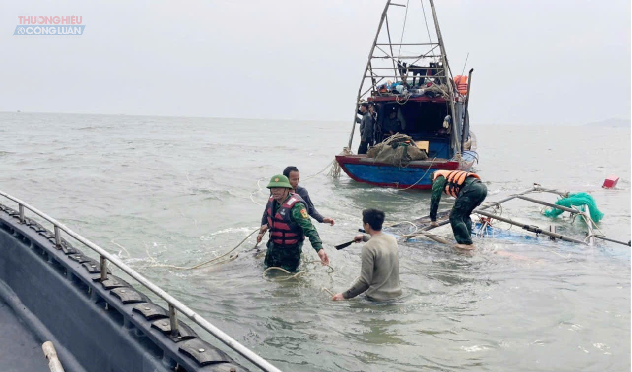Bộ đội Biên phòng tỉnh Quảng Ninh cứu hộ tàu cá gặp nạn trên biển Bộ đội Biên phòng tỉnh Quảng Ninh cứu hộ tàu cá gặp nạn trên biển