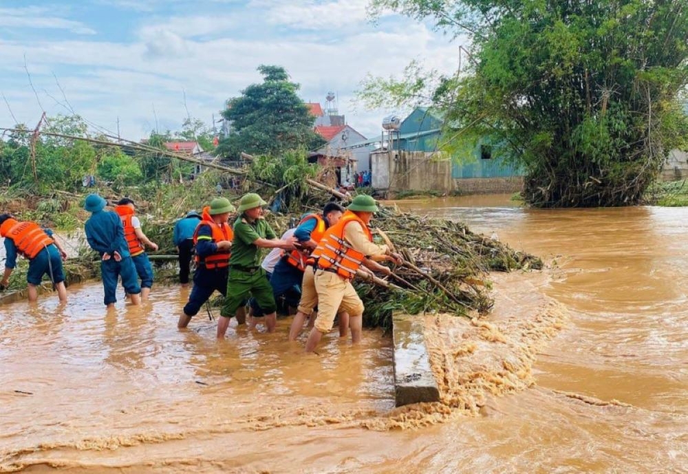 Hành động khẩn trương, quyết liệt, với tinh thần trách nhiệm cao nhất, nhằm hạn chế tối đa thiệt hại do thiên tai gây ra. Hành động khẩn trương, quyết liệt, với tinh thần trách nhiệm cao nhất, nhằm hạn chế tối đa thiệt hại do thiên tai gây ra.