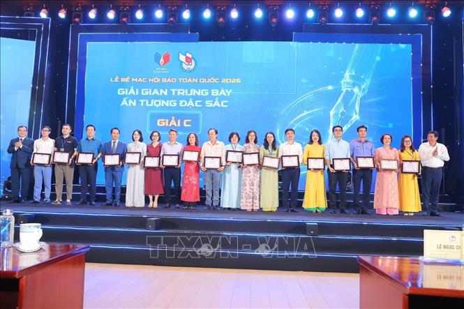 Ban tổ chức trao Giải C cho các "Gian trưng bày ấn tượng đặc sắc". Ảnh: Minh Quyết/TTXVN Ban tổ chức trao Giải C cho các "Gian trưng bày ấn tượng đặc sắc". Ảnh: Minh Quyết/TTXVN