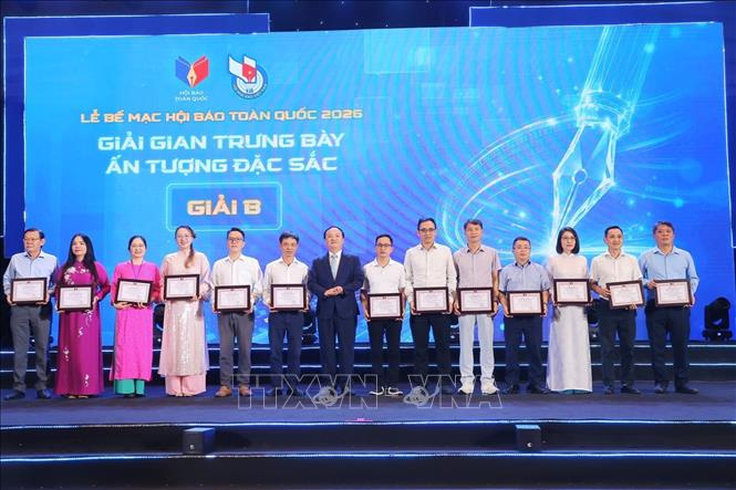 Ban tổ chức trao Giải B cho các "Gian trưng bày ấn tượng đặc sắc". Ảnh: Minh Quyết/TTXVN Ban tổ chức trao Giải B cho các "Gian trưng bày ấn tượng đặc sắc". Ảnh: Minh Quyết/TTXVN