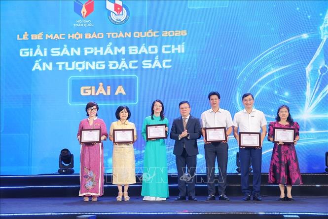 Ban tổ chức trao Giải "Sản phẩm báo chí ấn tượng đặc sắc". Ảnh: Minh Quyết/TTXVN Ban tổ chức trao Giải "Sản phẩm báo chí ấn tượng đặc sắc". Ảnh: Minh Quyết/TTXVN