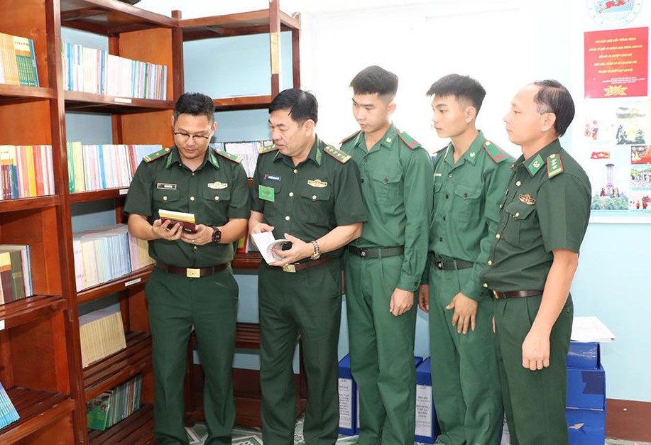 Đoàn công tác kiểm tra tủ sách pháp luật tại Đồn Biên phòng Cửa khẩu quốc tế Thanh Thủy Đoàn công tác kiểm tra tủ sách pháp luật tại Đồn Biên phòng Cửa khẩu quốc tế Thanh Thủy
