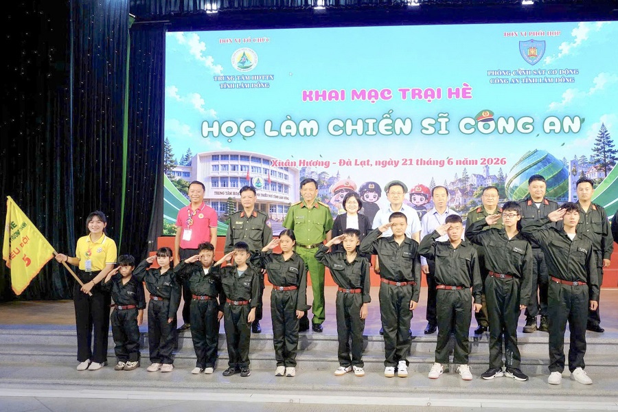 Các tiểu đội chụp hình lưu niệm với Ban Tổ chức trước khi lên đường tham gia hành trình trải nghiệm Các tiểu đội chụp hình lưu niệm với Ban Tổ chức trước khi lên đường tham gia hành trình trải nghiệm