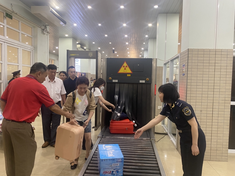 C&ocirc;ng chức Hải quan cửa khẩu quốc tế Mộc B&agrave;i gi&aacute;m s&aacute;t h&agrave;ng h&oacute;a của h&agrave;nh kh&aacute;ch nhập cảnh qua soi chiếu Ảnh: T.D