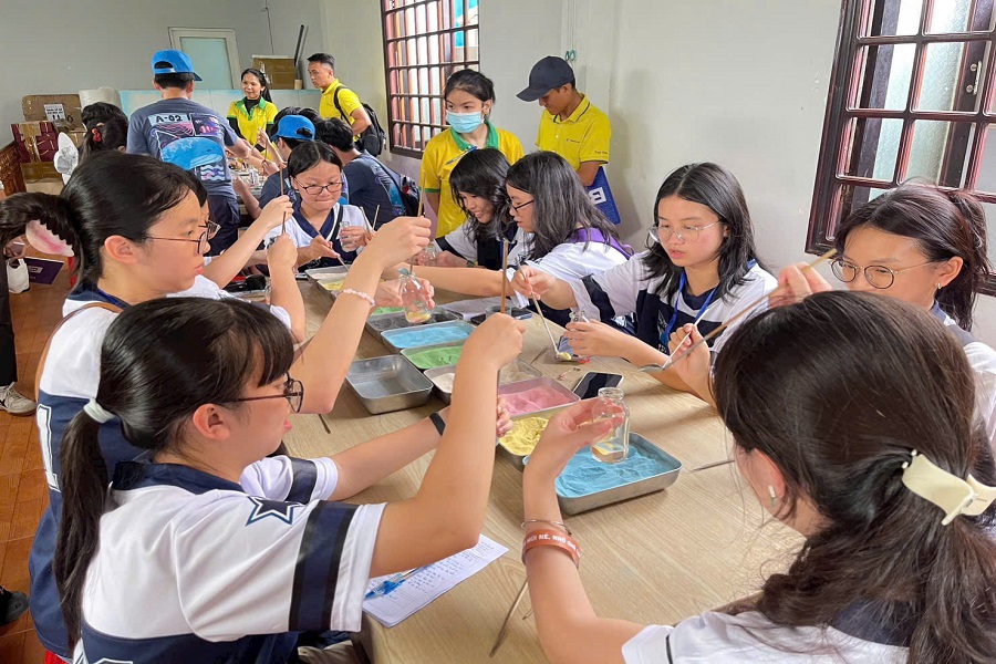 Du khách tham quan, trải nghiệm nghệ thuật tranh cát tại Xưởng thiết kế vẽ tranh. Du khách tham quan, trải nghiệm nghệ thuật tranh cát tại Xưởng thiết kế vẽ tranh.