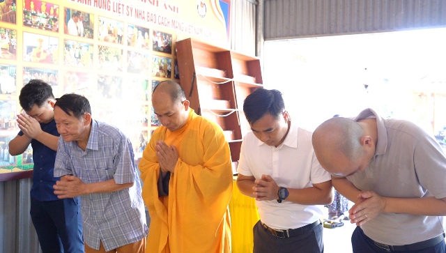 Đại đức Thích Đồng Tuệ - Trụ trì chùa Da (Âu Lạc Cổ Tự), cùng nhà báo Trần Văn Hiền nguyên Phó Tổng Biên tập Báo Nghệ An cùng một số nhà báo thường trú tại Nghệ An dâng hoa, dâng hương tưởng niệm 555 anh linh liệt sĩ nhà báo. Đại đức Thích Đồng Tuệ - Trụ trì chùa Da (Âu Lạc Cổ Tự), cùng nhà báo Trần Văn Hiền nguyên Phó Tổng Biên tập Báo Nghệ An cùng một số nhà báo thường trú tại Nghệ An dâng hoa, dâng hương tưởng niệm 555 anh linh liệt sĩ nhà báo.