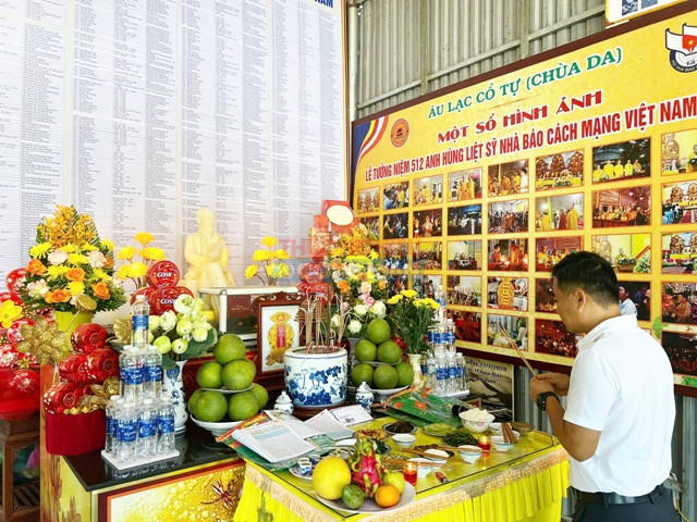 Nhà báo Lê Quyết - phóng viên Tạp chí Thương hiệu và Công luận dâng hương tại buổi lễ. Nhà báo Lê Quyết - phóng viên Tạp chí Thương hiệu và Công luận dâng hương tại buổi lễ.