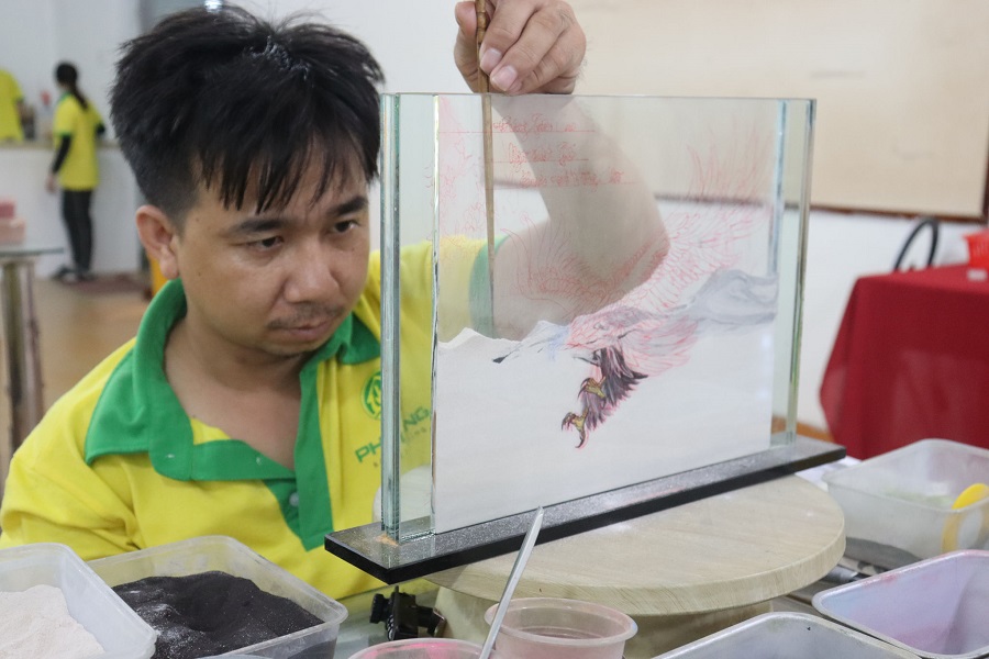 Từ bàn tay khéo léo chăm chút từng động tác tỉ mỉ, hằng ngày các thợ thủ công của Cơ sở tranh cát Phi Long vẫn miệt mài “thổi hồn vào cát” . Từ bàn tay khéo léo chăm chút từng động tác tỉ mỉ, hằng ngày các thợ thủ công của Cơ sở tranh cát Phi Long vẫn miệt mài “thổi hồn vào cát” .