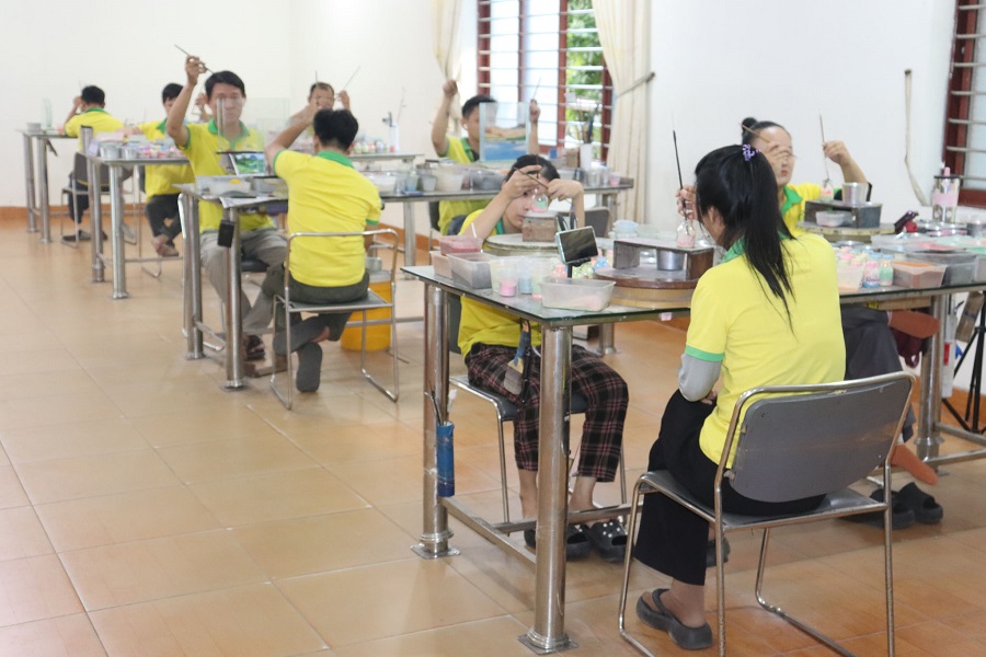 Hoạt động thường nhật tại Xưởng thiết kế vẽ tranh của Cơ sở tranh cát Phi Long. Ảnh: Quốc Tín Hoạt động thường nhật tại Xưởng thiết kế vẽ tranh của Cơ sở tranh cát Phi Long. Ảnh: Quốc Tín