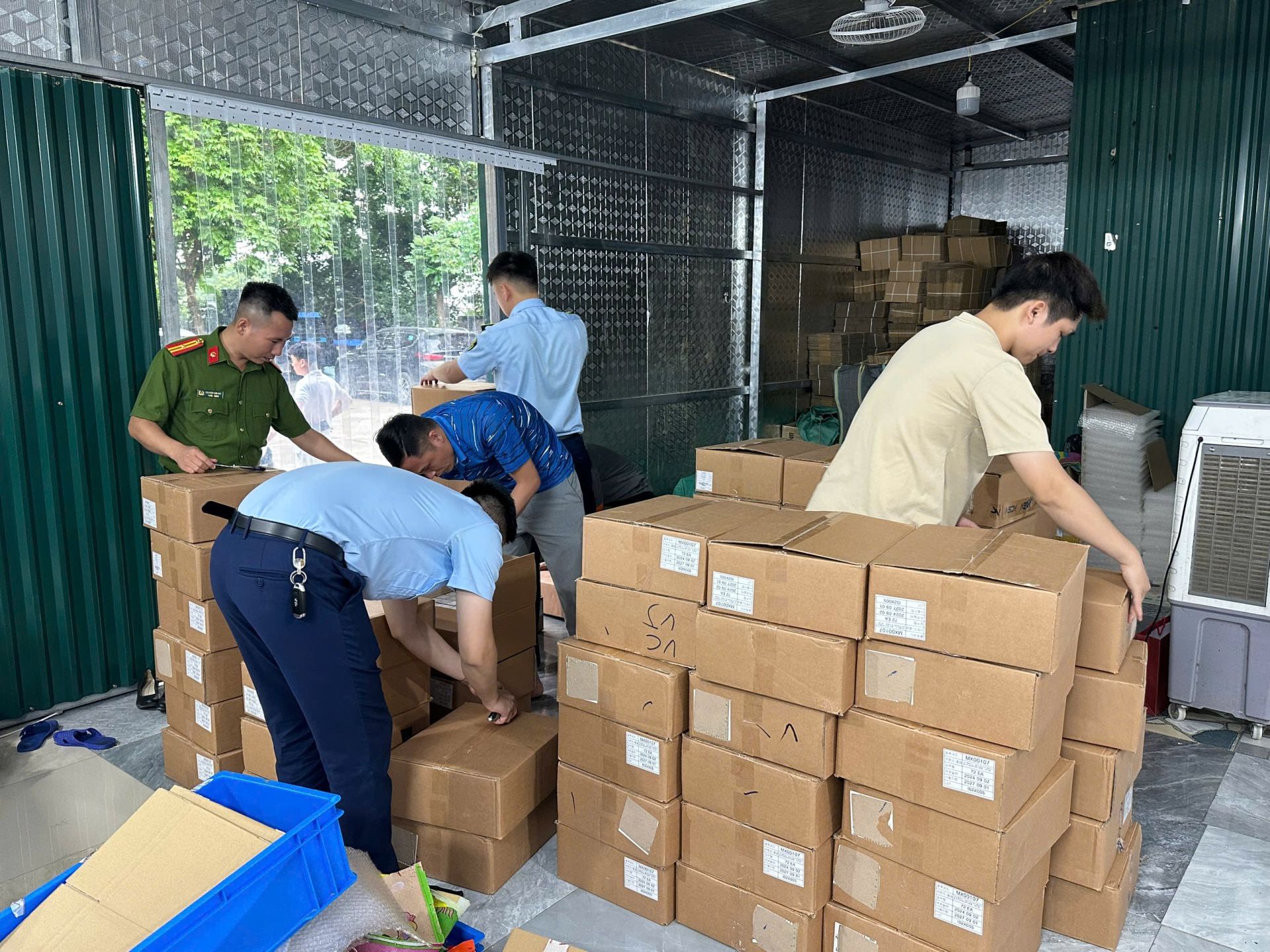 Tháng 5/2025, Đội Quản lý thị trường số 8 (Hà Nội) phối hợp với lực lượng Công an kiểm tra Công ty TNHH Dược mỹ phẩm Ngân Korea tại tổng kho thuộc xã Yên Thường, huyện Gia Lâm, TP. Hà Nội. Tháng 5/2025, Đội Quản lý thị trường số 8 (Hà Nội) phối hợp với lực lượng Công an kiểm tra Công ty TNHH Dược mỹ phẩm Ngân Korea tại tổng kho thuộc xã Yên Thường, huyện Gia Lâm, TP. Hà Nội.