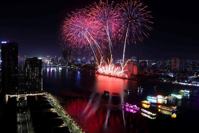 M&agrave;n tr&igrave;nh diễn ph&aacute;o hoa của đội Macau.