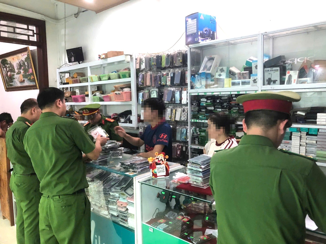 Lạng Sơn: Công an xã Tân Thành xử lý 3 cơ sở kinh doanh hàng hóa vi phạm