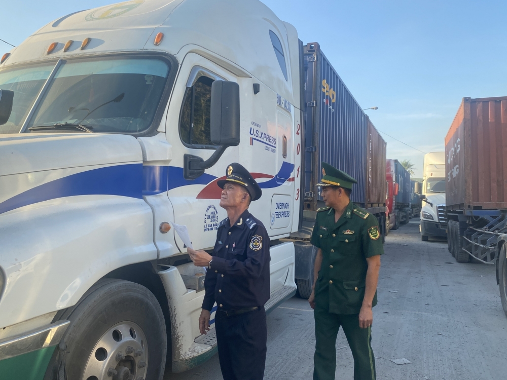 Lực lượng Hải quan v&agrave; Bộ đội Bi&ecirc;n ph&ograve;ng cửa khẩu quốc tế Mộc B&agrave;i phối hợp gi&aacute;m s&aacute;t h&agrave;ng h&oacute;a. Ảnh: T.D