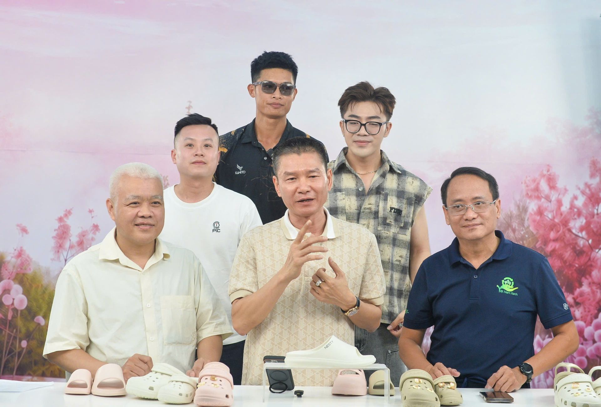 Ông Bùi Huy Hoàng - Phó Giám đốc eComDX cùng hai top creator Thế giới Mẹ Bỉm sữa và Bác Lyn giao lưu trên phiên MegaLive thanh niên “Sắc hè cho bé”. Phiên live đã thu về gần 22 tỷ đồng sau 14 tiếng Ông Bùi Huy Hoàng - Phó Giám đốc eComDX cùng hai top creator Thế giới Mẹ Bỉm sữa và Bác Lyn giao lưu trên phiên MegaLive thanh niên “Sắc hè cho bé”. Phiên live đã thu về gần 22 tỷ đồng sau 14 tiếng