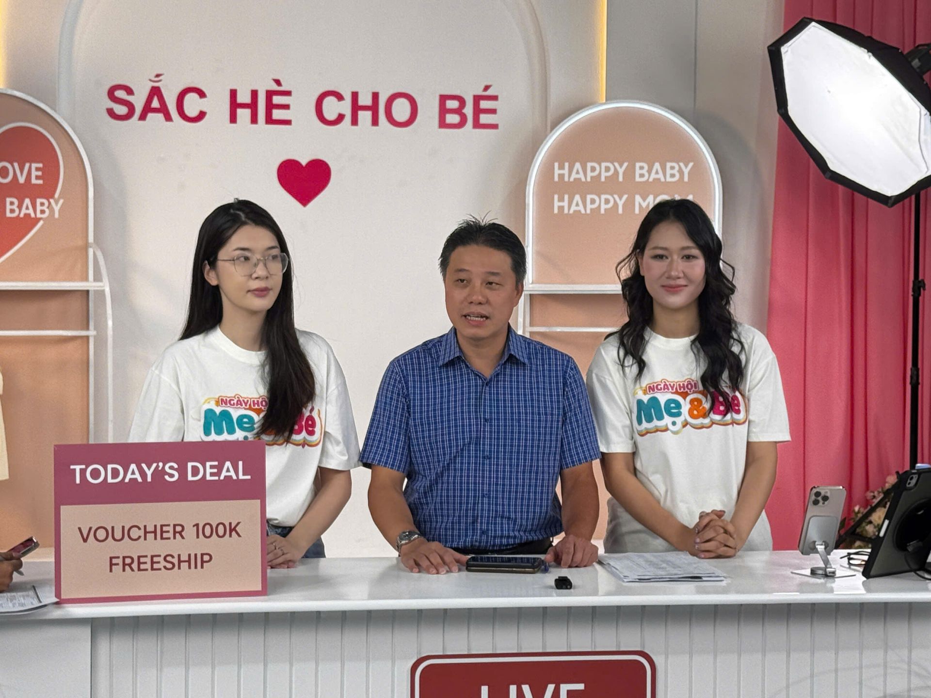 Ông Nguyễn Lâm Thanh, đại diện TikTok tại Việt Nam; Nhà báo Nguyễn Hoàng Nguyên, Phó Tổng Biên tập Báo Tuổi Trẻ tham gia phiên MegaLive thanh niên trên kênh TikTok Thành Nesty. Toàn bộ hoa hồng thu được từ phiên MegaLive này cũng được kênh TikTok Thành Nesty và các nhãn hàng ủng hộ vào quỹ “Ước mơ của Thủy” do báo Tuổi trẻ phát động. Ông Nguyễn Lâm Thanh, đại diện TikTok tại Việt Nam; Nhà báo Nguyễn Hoàng Nguyên, Phó Tổng Biên tập Báo Tuổi Trẻ tham gia phiên MegaLive thanh niên trên kênh TikTok Thành Nesty. Toàn bộ hoa hồng thu được từ phiên MegaLive này cũng được kênh TikTok Thành Nesty và các nhãn hàng ủng hộ vào quỹ “Ước mơ của Thủy” do báo Tuổi trẻ phát động.