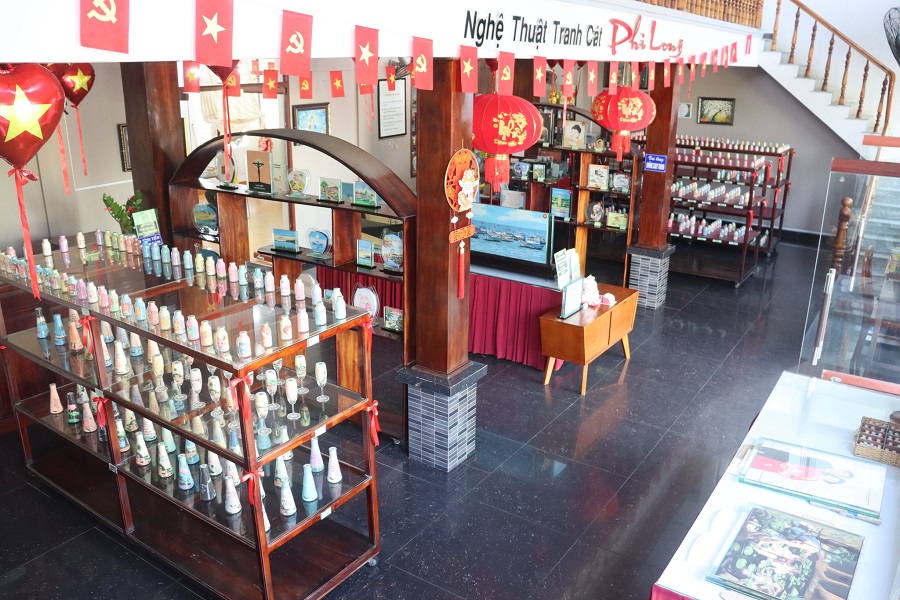 Phòng trưng bày sản phẩm của Cơ sở tranh cát Phi Long. Phòng trưng bày sản phẩm của Cơ sở tranh cát Phi Long.