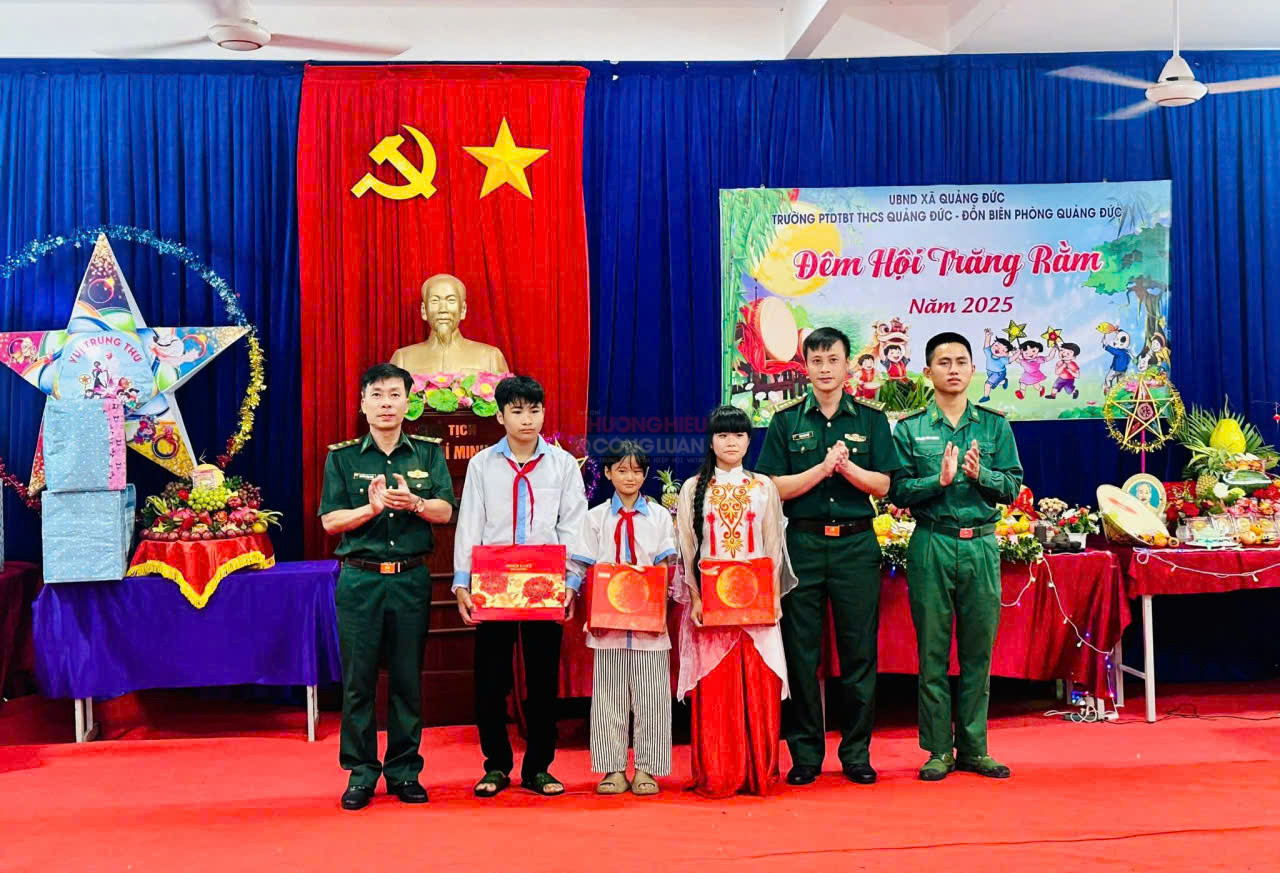 Tham gia các hoạt động cùng các cháu thiếu nhi trên địa bàn Tham gia các hoạt động cùng các cháu thiếu nhi trên địa bàn