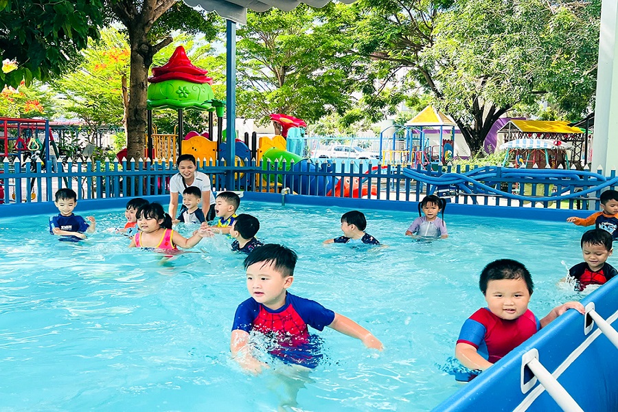 Tổ chức dạy bơi cho trẻ mầm non tại Trường Mầm non Phan Thiết, phường Ph&uacute; Thủy.