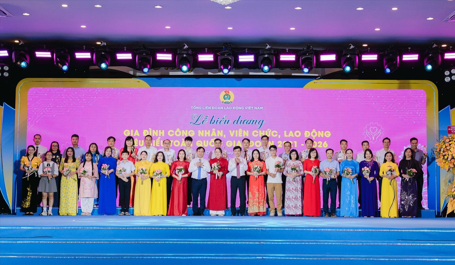 Tôn vinh 95 gia đình công nhân, viên chức, lao động tiêu biểu
