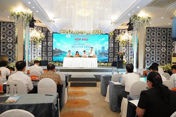 Quang cảnh buổi họp báo Quang cảnh buổi họp báo
