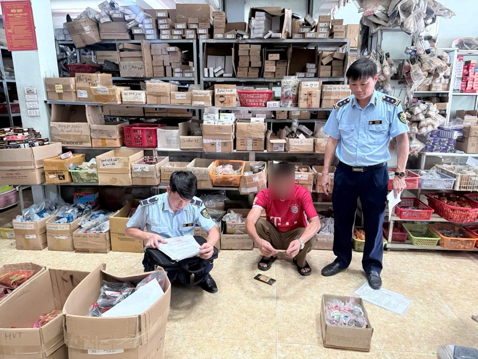 Lực lượng Quản lý thị trường tỉnh Thanh Hoá kiểm tra cơ sở kinh doanh các sản phẩm mang nhãn hiệu nổi tiếng trên địa bàn tỉnh. Chi cục Quản lý thị trường tỉnh Thanh Hoá Lực lượng Quản lý thị trường tỉnh Thanh Hoá kiểm tra cơ sở kinh doanh các sản phẩm mang nhãn hiệu nổi tiếng trên địa bàn tỉnh. Chi cục Quản lý thị trường tỉnh Thanh Hoá