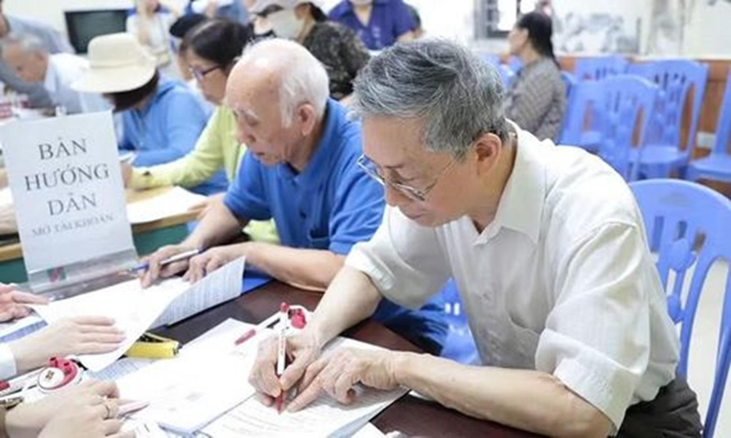 Hà Nội nâng mức quà tặng Tết Nguyên đán lên 500.000 đồng cho người hưởng lương hưu và trợ cấp