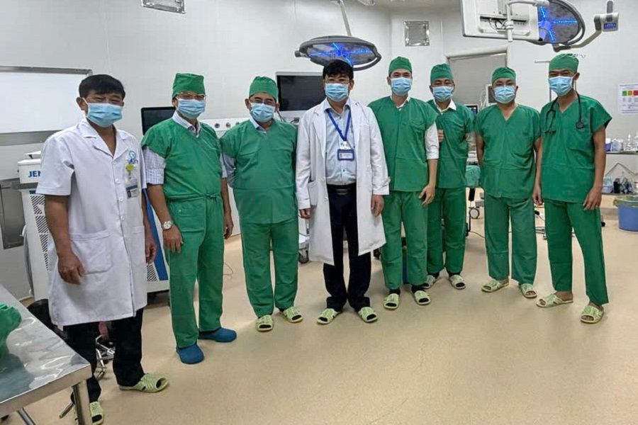 C&aacute;c chuy&ecirc;n gia trong lĩnh vực tiết niệu - thận học chuyển giao c&aacute;c kỹ thuật tại Bệnh viện Đa khoa B&igrave;nh Thuận
