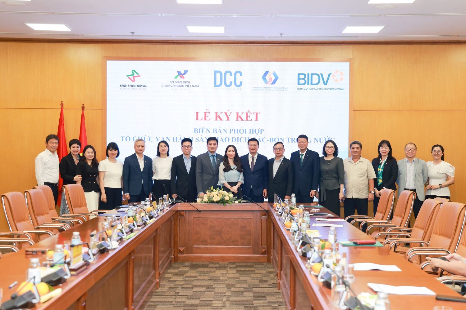Đại diện c&aacute;c đơn vị tham dự Lễ k&yacute; kết chụp ảnh lưu niệm