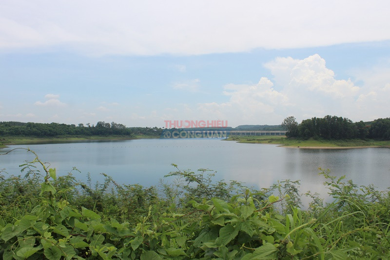 Một g&oacute;c hồ Suối Gi&agrave;u