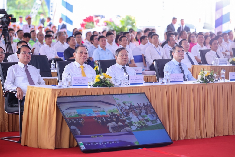 Thủ tướng Chính phủ Lê Minh Hưng và các đại biểu dự lễ khởi công đồng thời 5 tuyến đường sắt đô thị và 3 dự án nhà ở cho thuê trên địa bàn Hà Nội - Ảnh: VGP/Nhật Bắc Thủ tướng Chính phủ Lê Minh Hưng và các đại biểu dự lễ khởi công đồng thời 5 tuyến đường sắt đô thị và 3 dự án nhà ở cho thuê trên địa bàn Hà Nội - Ảnh: VGP/Nhật Bắc