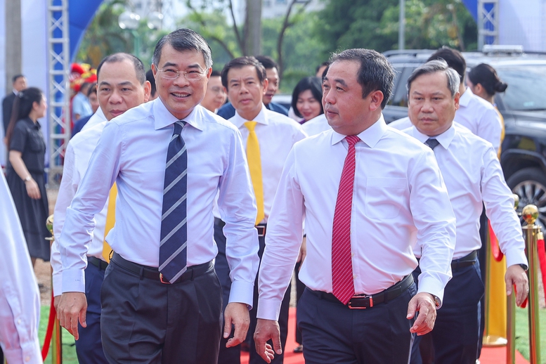 Thủ tướng Chính phủ Lê Minh Hưng đến dự lễ khởi công đồng thời 5 tuyến đường sắt đô thị và 3 dự án nhà ở cho thuê trên địa bàn Hà Nội - Ảnh: VGP/Nhật Bắc Thủ tướng Chính phủ Lê Minh Hưng đến dự lễ khởi công đồng thời 5 tuyến đường sắt đô thị và 3 dự án nhà ở cho thuê trên địa bàn Hà Nội - Ảnh: VGP/Nhật Bắc