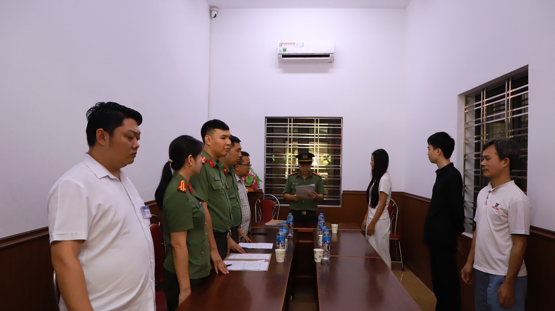 Cơ quan An ninh điều tra Công an tỉnh Lào Cai tống đạt quyết định và lệnh đối với Bàn Thị Lứu, Lý Trung Nguyên và Vương Văn Minh. Cơ quan An ninh điều tra Công an tỉnh Lào Cai tống đạt quyết định và lệnh đối với Bàn Thị Lứu, Lý Trung Nguyên và Vương Văn Minh.