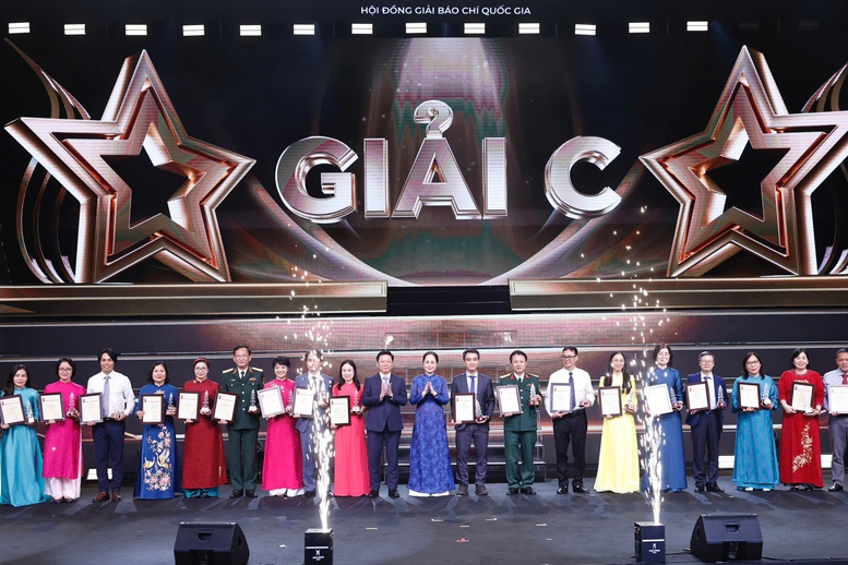 Báo điện tử Chính phủ được trao tặng giải C Giải báo chí Quốc gia - Ảnh: VGP/Thái Sơn Báo điện tử Chính phủ được trao tặng giải C Giải báo chí Quốc gia - Ảnh: VGP/Thái Sơn