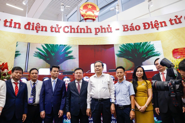 Ủy viên Bộ Chính trị, Chủ tịch Quốc hội Trần Thanh Mẫn thăm gian trưng bày của Cổng TTĐT Chính phủ, Báo Điện tử Chính phủ tại Hội báo Toàn quốc 2026 - Ảnh: VGP/Thái Sơn Ủy viên Bộ Chính trị, Chủ tịch Quốc hội Trần Thanh Mẫn thăm gian trưng bày của Cổng TTĐT Chính phủ, Báo Điện tử Chính phủ tại Hội báo Toàn quốc 2026 - Ảnh: VGP/Thái Sơn