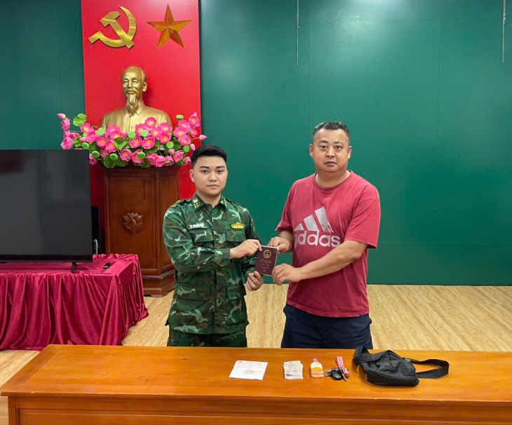 Đồn Biên phòng Bắc Sơn trao trả tài sản bị đánh rơi cho người nước ngoài