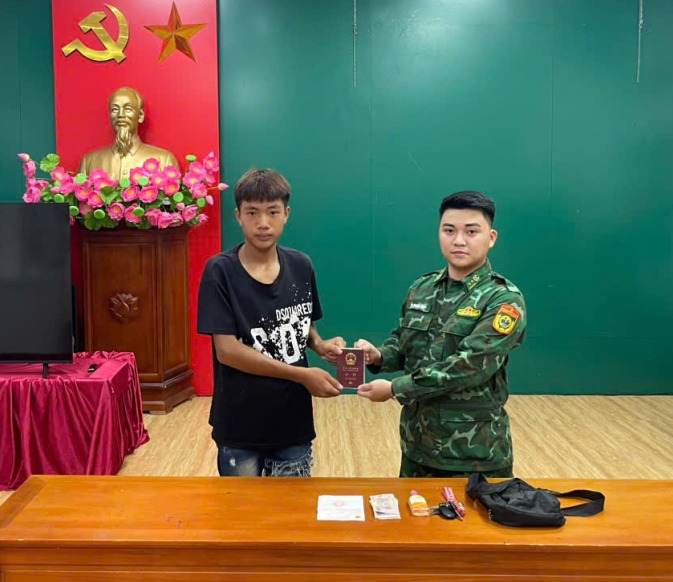 Em Lỷ Quốc Biển bàn giao tài sản nhặt được của người nước ngoài cho Đồn Biên phòng Bắc Sơn Em Lỷ Quốc Biển bàn giao tài sản nhặt được của người nước ngoài cho Đồn Biên phòng Bắc Sơn
