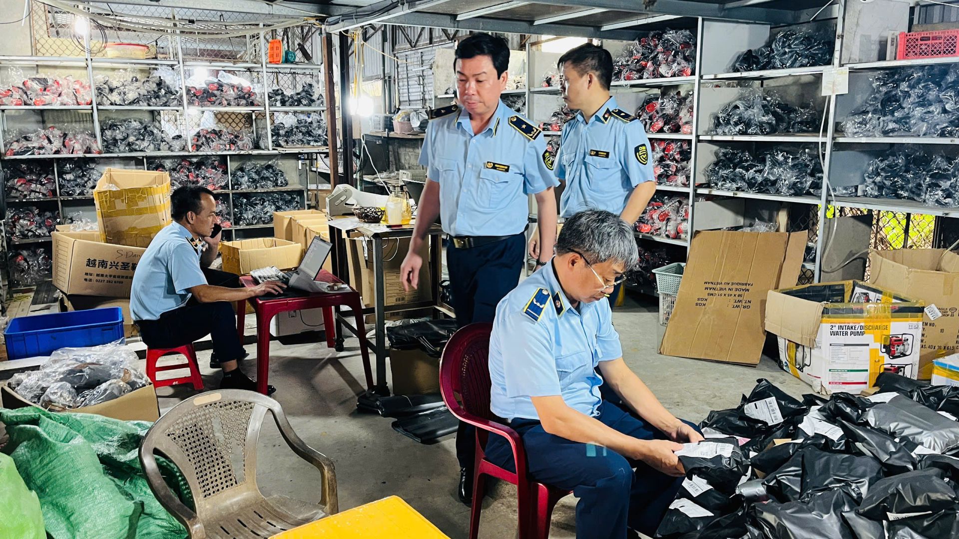 Trong tháng cao điểm ực lượng Quản lý thị trường cả nước đã kiểm tra 4.701 vụ việc, phát hiện và xử lý 3.730 vụ vi phạm Trong tháng cao điểm ực lượng Quản lý thị trường cả nước đã kiểm tra 4.701 vụ việc, phát hiện và xử lý 3.730 vụ vi phạm