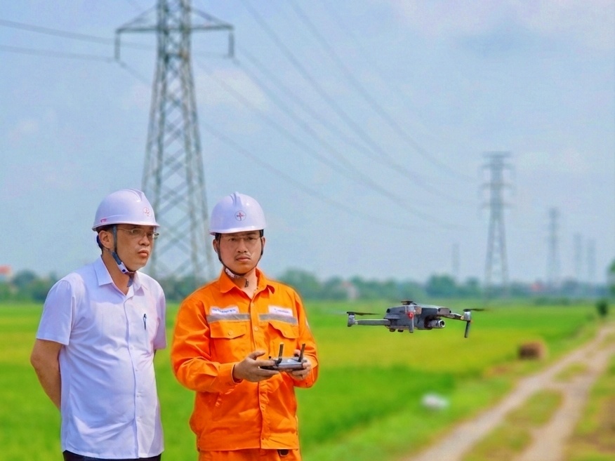 C&ocirc;ng nghệ flycam (thiết bị bay kh&ocirc;ng người l&aacute;i) trang bị camera độ ph&acirc;n giải cao để kiểm tra đường d&acirc;y v&agrave; thiết bị tr&ecirc;n cao