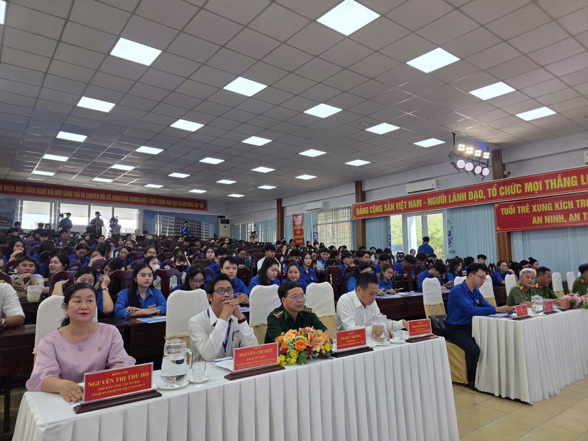 Quang cảnh buổi tuyên tuyền. Quang cảnh buổi tuyên tuyền.