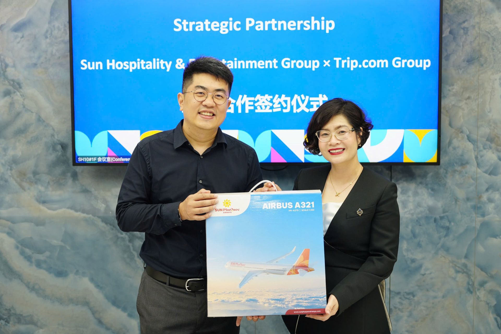 Ông Chase Liu – Phó Chủ tịch Trip.com Group và Bà Trần Nguyện – Phó Tổng Giám Đốc Khối Giải trí Nghỉ dưỡng Sun Group tại buổi ký kết Ông Chase Liu – Phó Chủ tịch Trip.com Group và Bà Trần Nguyện – Phó Tổng Giám Đốc Khối Giải trí Nghỉ dưỡng Sun Group tại buổi ký kết
