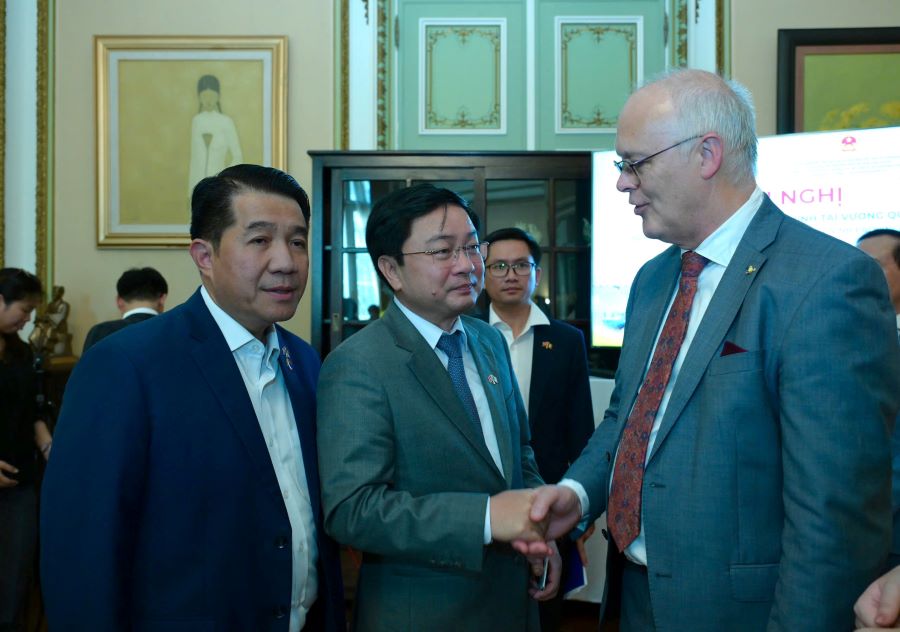 Uỷ vi&ecirc;n Ban Chấp h&agrave;nh Trung ương Đảng, B&iacute; thư Tỉnh uỷ T&acirc;y Ninh Nguyễn Văn Quyết trao đổi với doanh nghiệp tại Vương quốc Bỉ