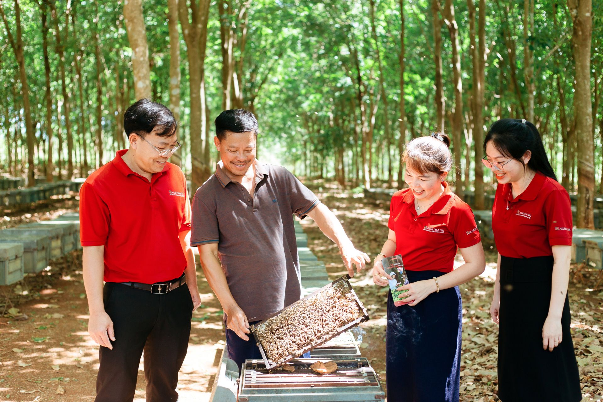 Mô hình cho vay qua Tổ đang được triển khai tại 105 Chi nhánh Agribank tại 34 tỉnh, thành phố với gần 1 triệu thành viên tham gia, dẫn vốn trực tiếp đến từng hộ gia đình, giúp nhiều người dân khu vực nông thôn phát triển kinh tế, thay đổi cuộc sống, phát huy hiệu quả kép trong dòng chảy kinh tế nông thôn Mô hình cho vay qua Tổ đang được triển khai tại 105 Chi nhánh Agribank tại 34 tỉnh, thành phố với gần 1 triệu thành viên tham gia, dẫn vốn trực tiếp đến từng hộ gia đình, giúp nhiều người dân khu vực nông thôn phát triển kinh tế, thay đổi cuộc sống, phát huy hiệu quả kép trong dòng chảy kinh tế nông thôn