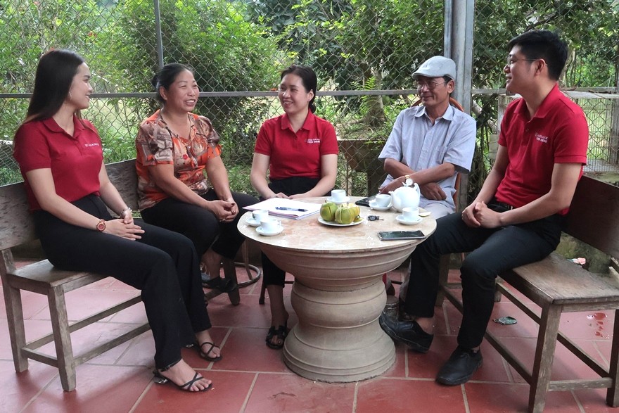 Hình thức cho vay qua Tổ vay vốn của Agribank được triển khai dựa trên sự phối hợp chặt chẽ giữa ngân hàng và các tổ chức chính trị - xã hội tại địa phương Hình thức cho vay qua Tổ vay vốn của Agribank được triển khai dựa trên sự phối hợp chặt chẽ giữa ngân hàng và các tổ chức chính trị - xã hội tại địa phương