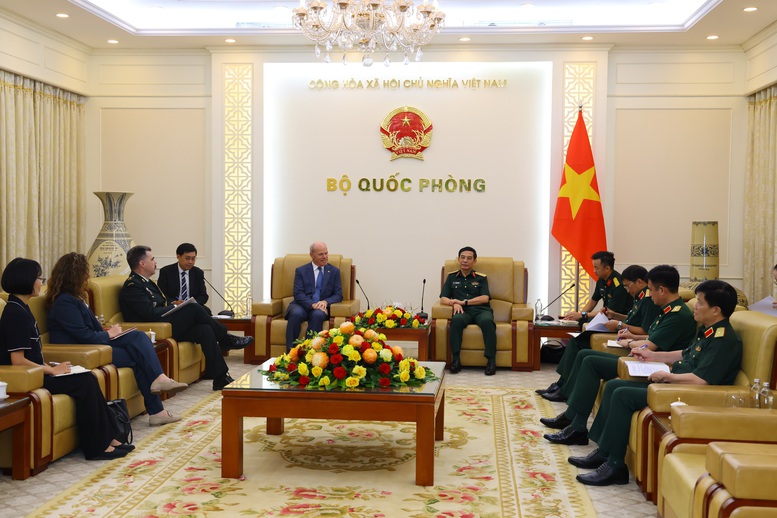 Đại tướng Phan Văn Giang đề nghị Đại sứ James Nickel tiếp tục quan tâm, tạo điều kiện để Bộ Quốc phòng hai nước phối hợp triển khai các hoạt động hợp tác quốc phòng đã được thống nhất - Ảnh: VGP/Nguyễn Hoàng Đại tướng Phan Văn Giang đề nghị Đại sứ James Nickel tiếp tục quan tâm, tạo điều kiện để Bộ Quốc phòng hai nước phối hợp triển khai các hoạt động hợp tác quốc phòng đã được thống nhất - Ảnh: VGP/Nguyễn Hoàng