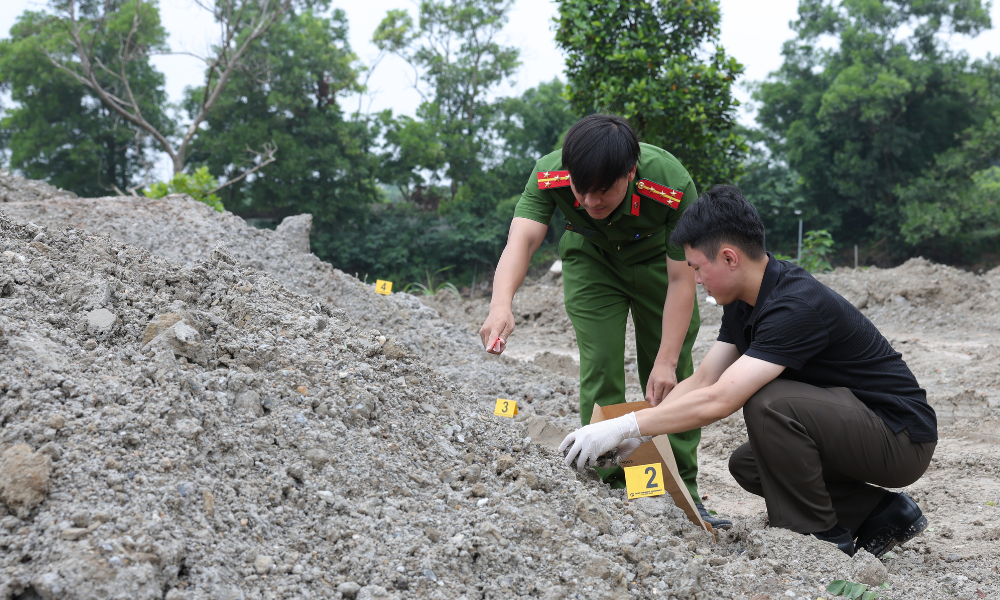 Cán bộ Công an tỉnh lấy mẫu chất thải rắn đổ trái quy định tại khu vực đất nông nghiệp thuộc xứ đồng Bãi Trại, tổ dân phố Đồng Đông. Cán bộ Công an tỉnh lấy mẫu chất thải rắn đổ trái quy định tại khu vực đất nông nghiệp thuộc xứ đồng Bãi Trại, tổ dân phố Đồng Đông.